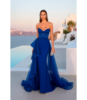 Strapless dress with fitted bodice in sheer lace and sweetheart neckline