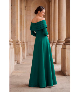 Vestido con hombros descubiertos y mangas tres cuartos, corte en A