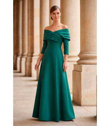 Vestido con hombros descubiertos y mangas tres cuartos, corte en A