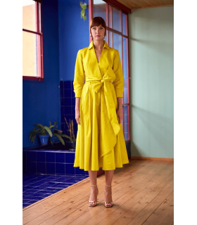 Vestido midi estilo camisero confeccionado en tafetán