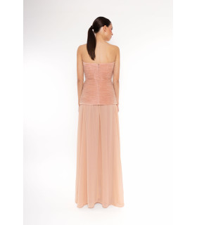 Conjunto de blusa strapless con aplicación de flor en 3D y falda lisa.