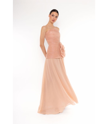 Conjunto de blusa strapless con aplicación de flor en 3D y falda lisa.