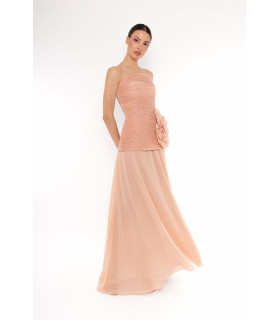 Conjunto de blusa strapless con aplicación de flor en 3D y falda lisa.