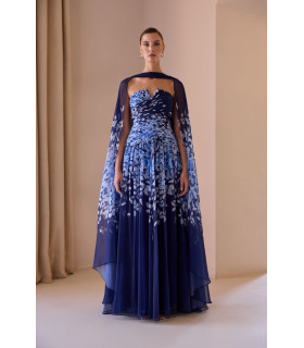 Vestido estampado y drapeado con capa