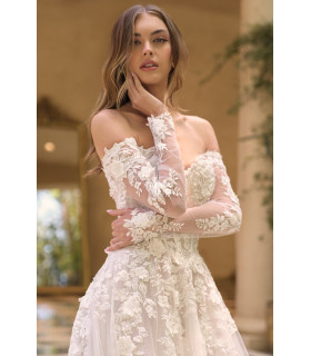 Escote corazón con hombros descubiertos, mangas transparentes y apliques de encaje floral en 3D