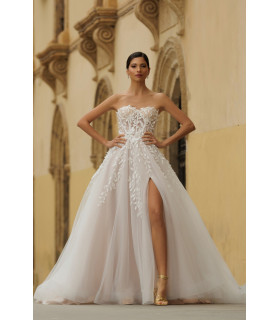 Vestido strapless con aplicaciones florales