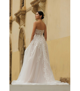 Vestido strapless con aplicaciones florales