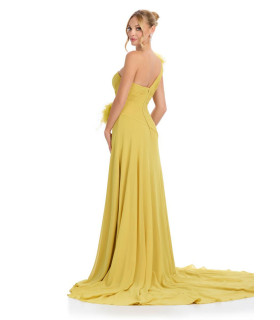 Vestido un hombro con volantes y plumas en la cadera