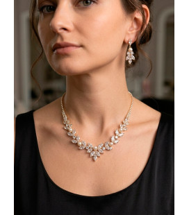 Conjunto de collar y pendientes de perlas y circonias