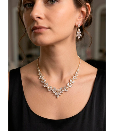 Conjunto de collar y pendientes de perlas y circonias