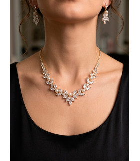 Conjunto de collar y pendientes de perlas y circonias