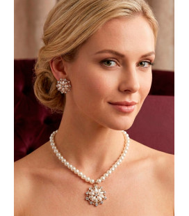Conjunto de collar y pendientes de perlas con detalles florales