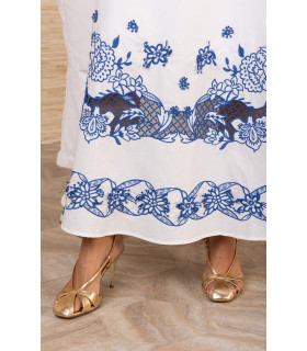 Conjunto de falda y blusa con bordado azul