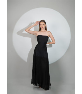 Vestido strapless con falda plisada