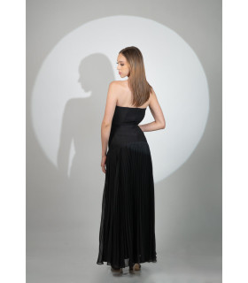 Vestido strapless con falda plisada