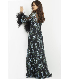 Vestido estilo sirena, escote corazón y túnica con puños de plumas