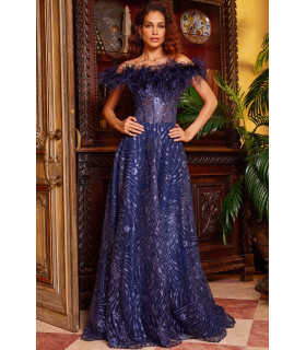 Vestido con hombros descubiertos, detalles brillantes y escote con plumas