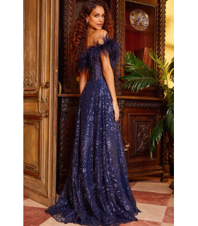 Vestido con hombros descubiertos, detalles brillantes y escote con plumas