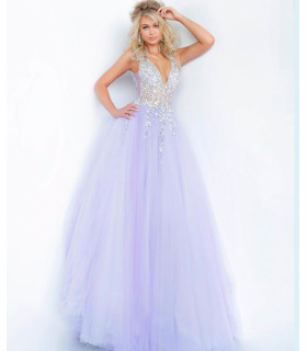 Vestido de corte princesa, falda de tul y blusa con pedrería