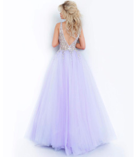 Vestido de corte princesa, falda de tul y blusa con pedrería