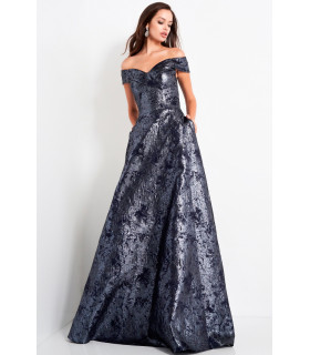 Vestido metalizado con hombros descubiertos