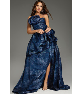 Vestido strapless de corte A con volantes