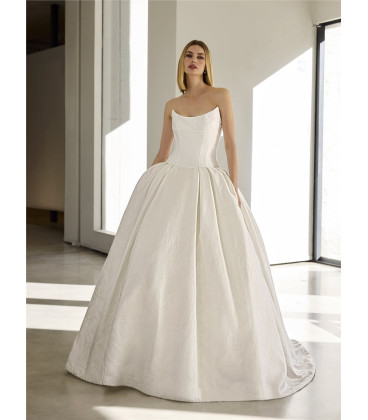 Vestido de princesa sin tirantes en mikado