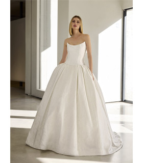 Vestido de princesa sin tirantes en mikado