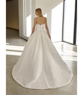 Vestido de princesa sin tirantes en mikado