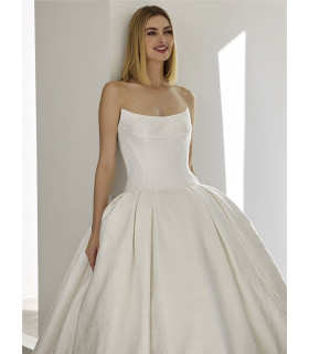 Vestido de princesa sin tirantes en mikado
