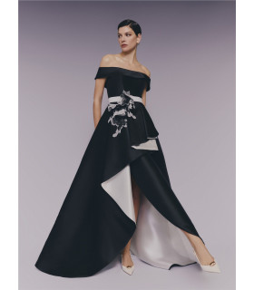 Vestido de princesa strapless con aplique de flores en la cintura