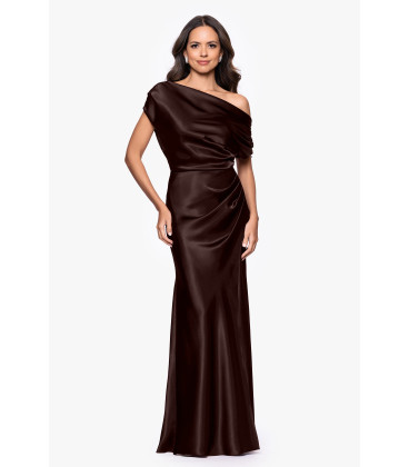 Vestido largo de satén con hombros caídos
