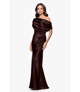 Vestido largo de satén con hombros caídos