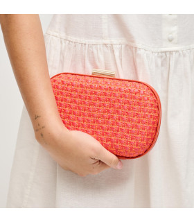 Bolso tejido con cierre metálico esculpido