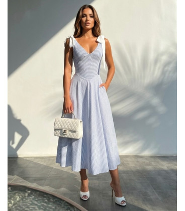 Dress with V-neck and ties on the shoulders