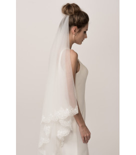 Long veil made of elastic mesh with lace trim