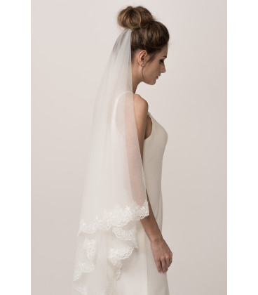 Long veil made of elastic mesh with lace trim