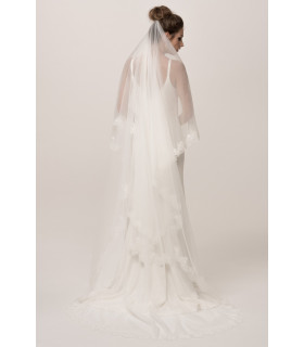 Long veil made of elastic mesh with lace trim