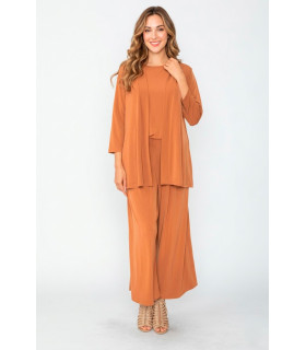 Traje con pantalón, blusa y chaqueta