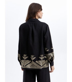 Traje de lino con bordado de pirámides
