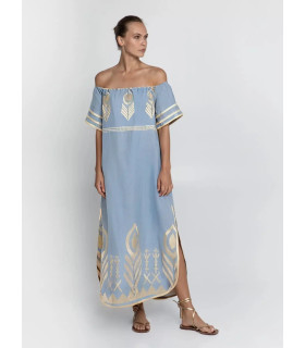 Vestido off shoulders y detalle de plumas doradas