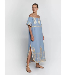 Vestido off shoulders y detalle de plumas doradas