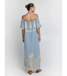 Vestido off shoulders y detalle de plumas doradas