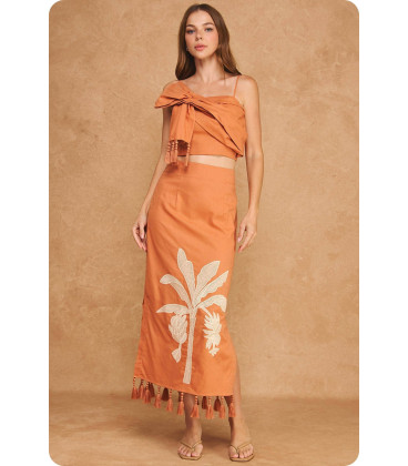 Conjunto de lino con borlas y bordados de palmeras tropicales