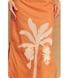 Conjunto de lino con borlas y bordados de palmeras tropicales