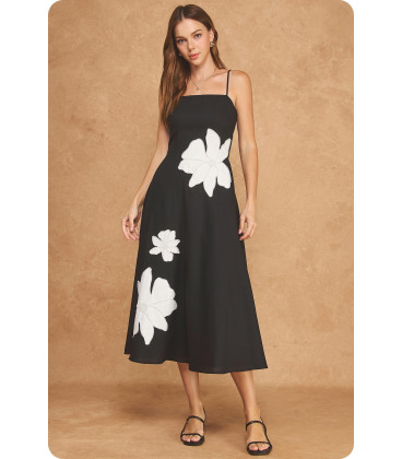 Vestido con apliques florales y espalda descubierta
