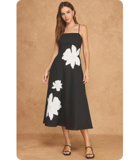 Vestido con apliques florales y espalda descubierta