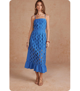 Vestido con diseño ondulado, escote recto y tirantes