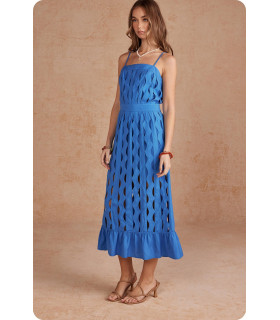 Vestido con diseño ondulado, escote recto y tirantes