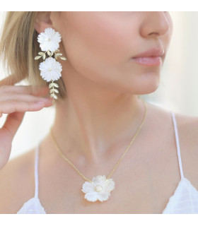 Pendientes de flores blancas con hojas